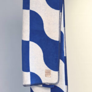 Cotton blend throw Nexo by Matí – blue